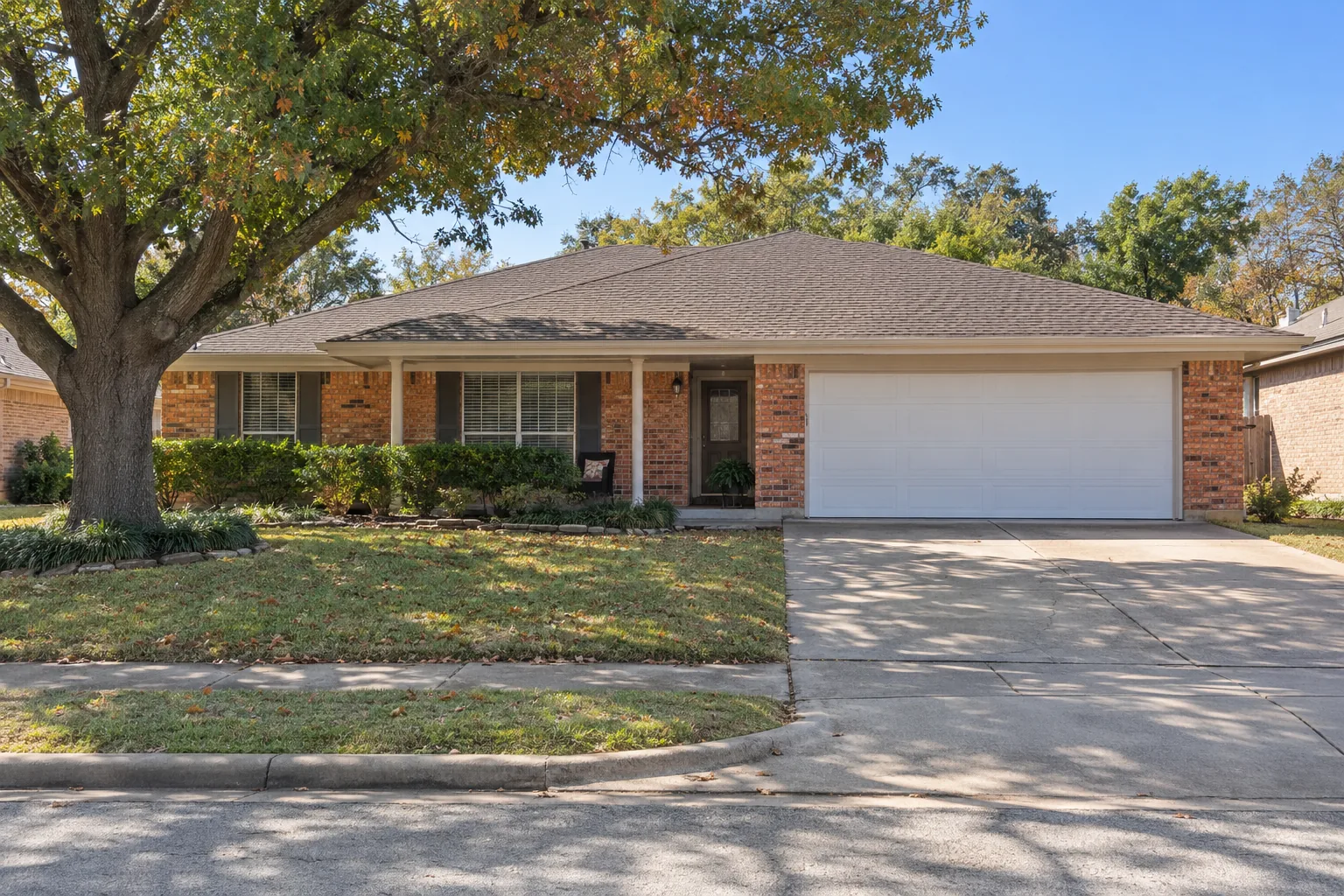 1970s single-storey brick ranch home with an attached garage in Arlington, TX